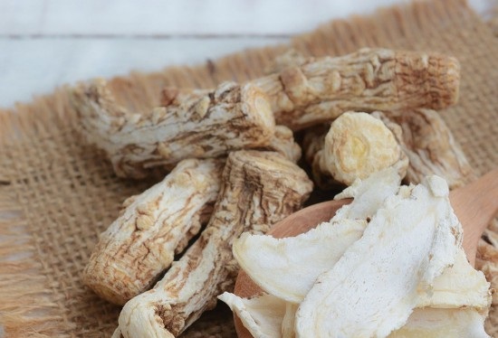 1 Xalq təbabətində əsasən həzm sistemi, sinir sistemi və ümumi gücləndirici təsirləri ilə tanınır.